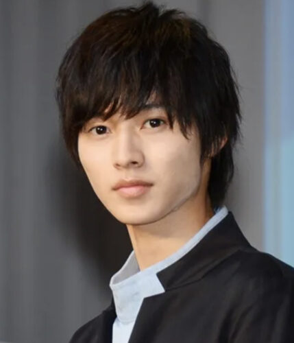 山﨑賢人のロン毛がかっこいい 過去には長髪にひげ似合ってない 髪型遍歴 世界まる見え 気になるet Cetera